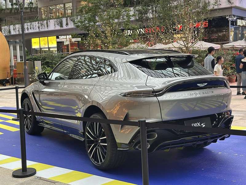 DBX S Exterior